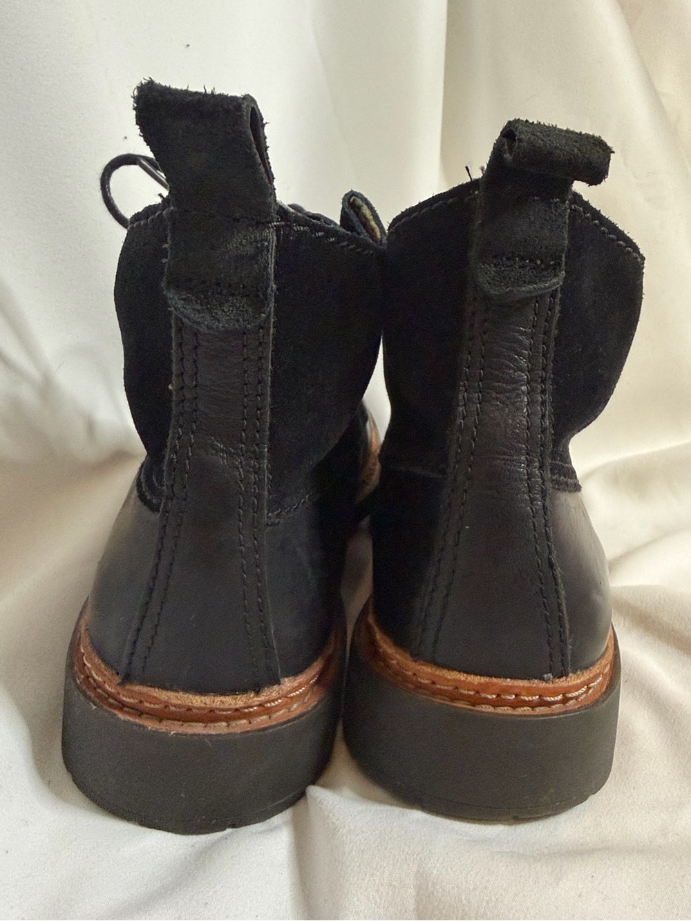 CLARKS BLACK LEATHER TRACE FAWN CUSHION ANKLE BOOTS - Picture 4 of 8